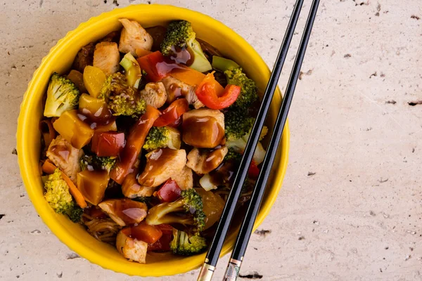 Huhn Yakissoba Gelber Schüssel — Stockfoto