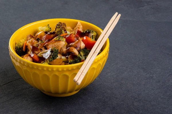 Huhn Yakissoba Gelber Schüssel — Stockfoto