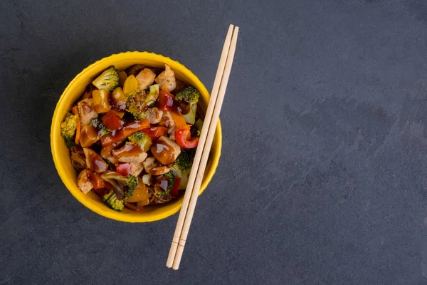 Huhn Yakissoba Gelber Schüssel — Stockfoto