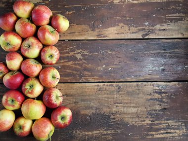 Elmalar ahşap masada.