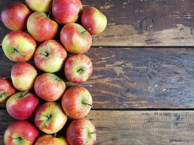 Elmalar ahşap masada.