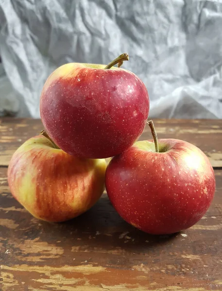 Äpplen Ett Träbord — Stockfoto