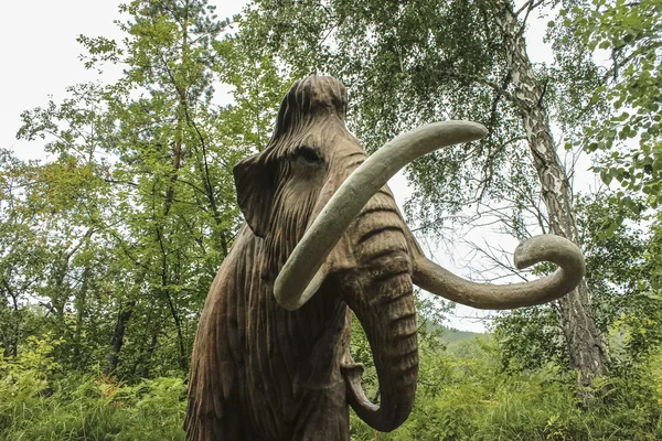 Mammut i skogen. — Stockfoto
