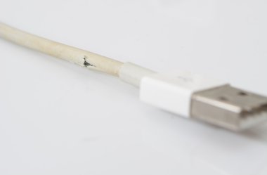 Tatlı beyaz arka plan üzerinde kırık şarj kablosu