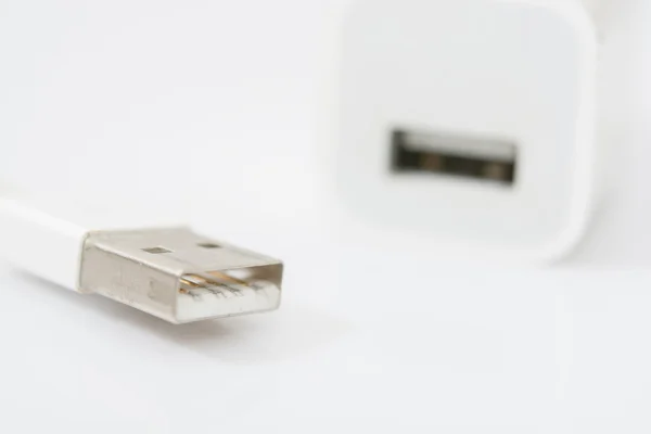 USB beyaz şarj adaptörü ve Usb kablosu beyaz arka plan üzerinde
