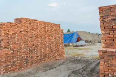 İnşaat alanı içinde tuğla blok