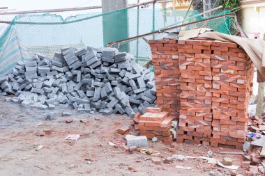 İnşaat alanı içinde tuğla blok