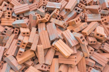 İnşaat alanı içinde tuğla blok