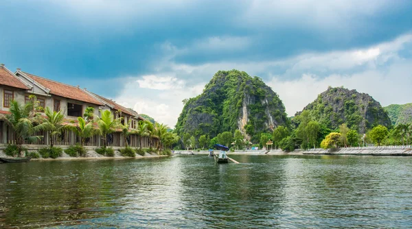 小船在越南最受欢迎旅游地 — 图库照片