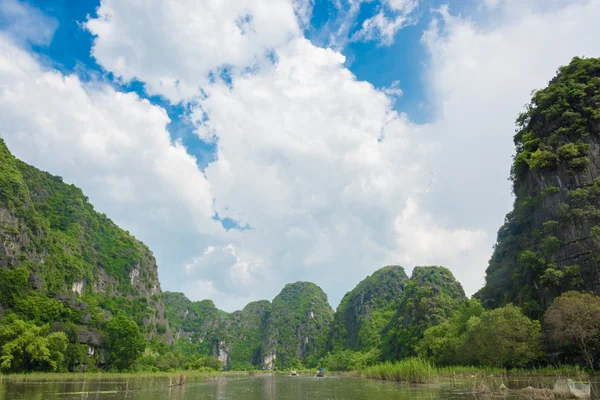 小船在越南最受欢迎旅游地 — 图库照片