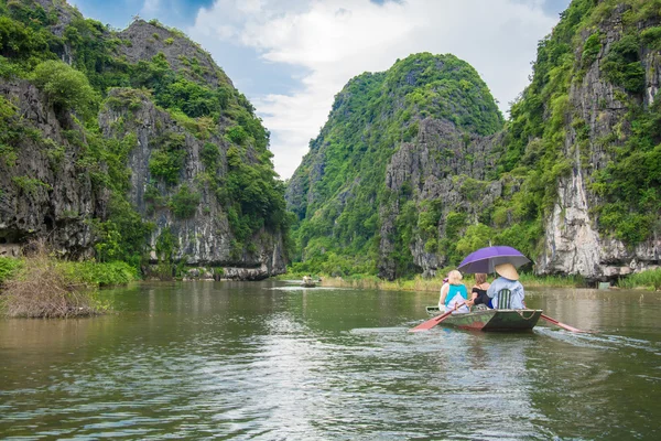 Barco turístico lugar más popular en Vietnam Imágenes De Stock Sin Royalties Gratis