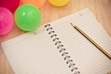 Geri okul ile arka plan için defter ve renkli top, vinta