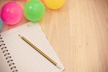 Geri okul ile arka plan için defter ve renkli top, vinta