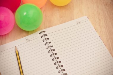 Geri okul ile arka plan için defter ve renkli top, vinta