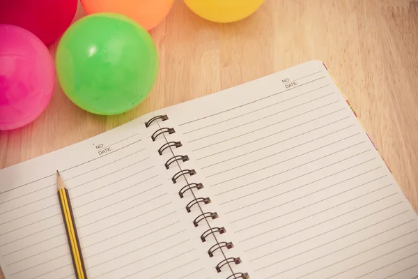 Geri okul ile arka plan için defter ve renkli top, vinta