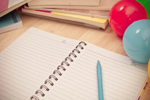 Geri okul ile arka plan için defter ve renkli top, vinta