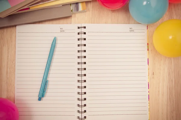 Geri okul ile arka plan için defter ve renkli top, vinta