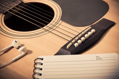 Defter ve gitar arka plan üzerinde kulaklık