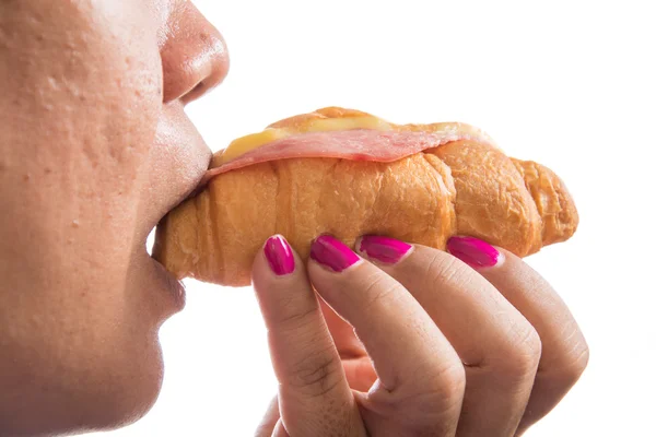 kruvasan ile beyaz arka plan üzerinde izole hotdog yeme kadın