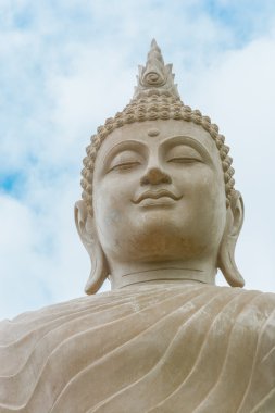 Buda'nın durumu mavi gökyüzü arka plan üzerinde