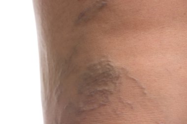 Varis kadın göl kenarında beyaz arka plan üzerinde