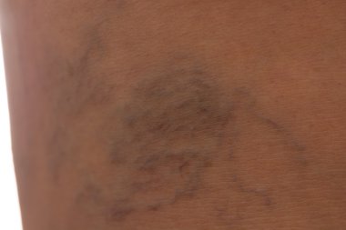 Varis kadın göl kenarında beyaz arka plan üzerinde