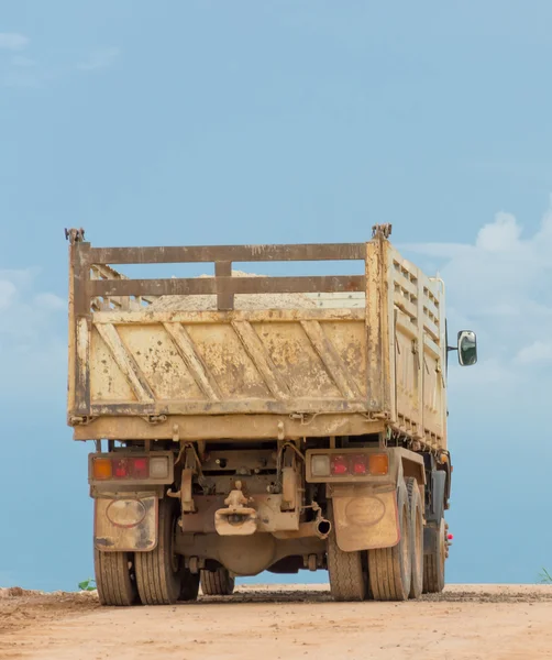 एक राजमार्ग पर ट्रक रॉयल्टी फ़्री स्टॉक फ़ोटो