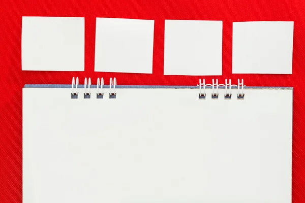 红色背景上的空白日历 — 图库照片