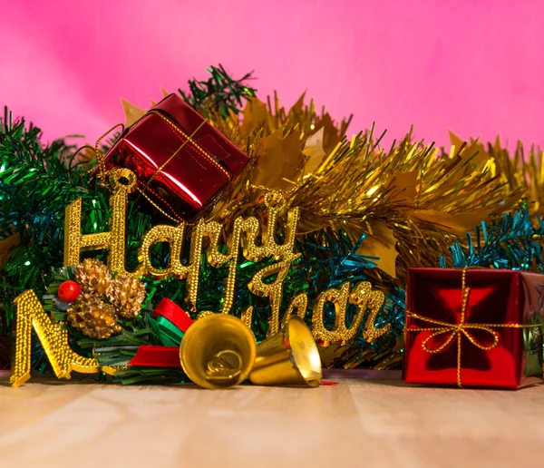 Oyuncak ayı ve armağan üstünde arka plan ile Noel ağacı