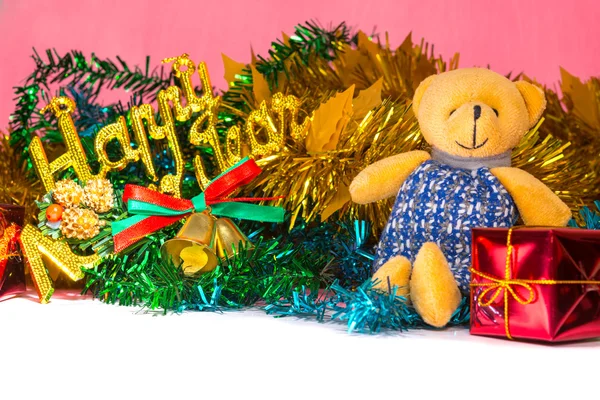 Teddy Beer en kerstboom met presenteert op achtergrond — Stockfoto