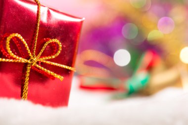 Bokeh ve kırmızı Hediyelik Noel arka plan kutu karda