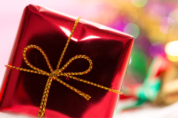 Bokeh ve kırmızı Hediyelik Noel arka plan kutu karda