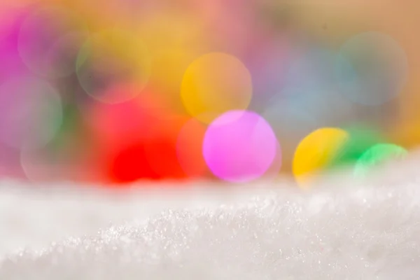 Bokeh ve kırmızı Hediyelik Noel arka plan kutu karda