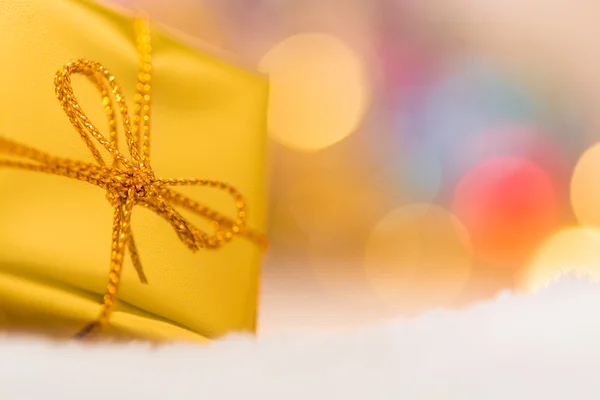 Bokeh ve altın Hediyelik Noel arka plan kutu karda