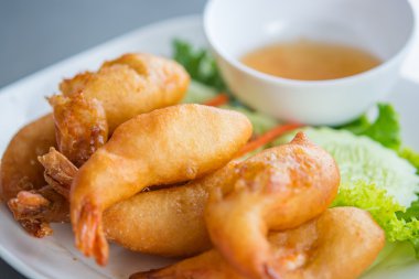 Meyilli Kızarmış karides Erik sosu ve sebze, beyaz bir pl