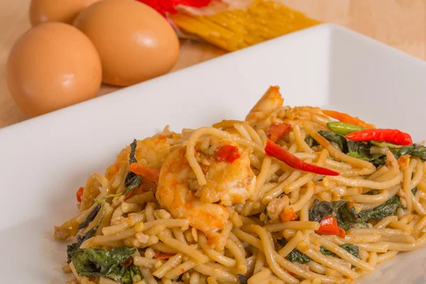 Spagetti Baharatlı karides ve deniz ürünleri ile