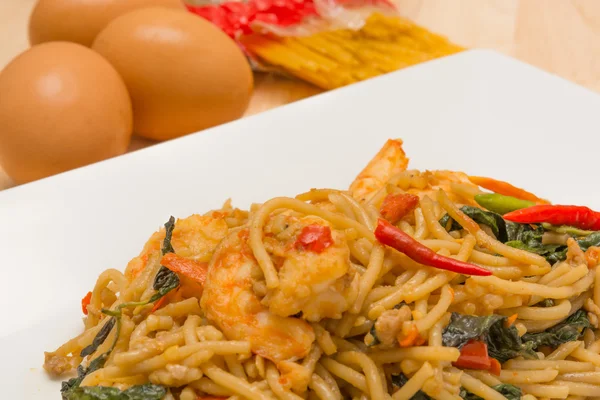 Spagetti Baharatlı karides ve deniz ürünleri ile