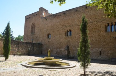 Arap mimarisinden etkilenen eski bir binanın önündeki çeşme..