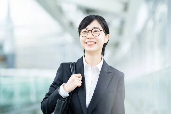 Asiatique Jeune Femme Dans Costume Des Lunettes Avec Sourire — Photo