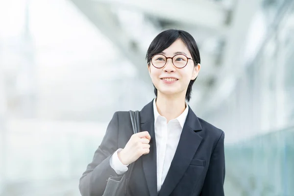 Aziatisch Jong Vrouw Een Pak Bril Met Glimlach — Stockfoto