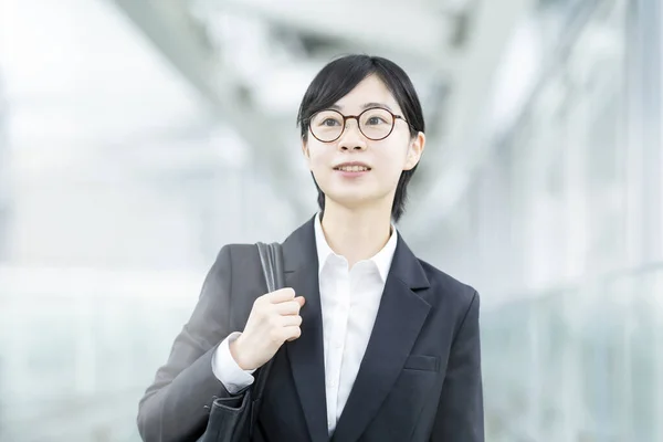 Asiatique Jeune Femme Dans Costume Des Lunettes Avec Sourire — Photo