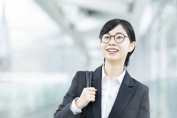 Asiatique Jeune Femme Dans Costume Des Lunettes Avec Sourire — Photo