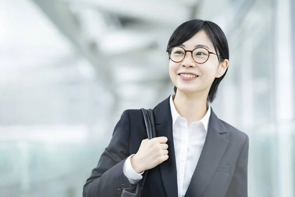 Asiatisk Ung Kvinna Kostym Och Glasögon Med Leende — Stockfoto
