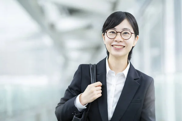 Aziatisch Jong Vrouw Een Pak Bril Met Glimlach — Stockfoto