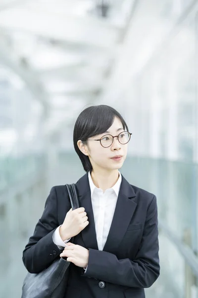 Asiatique Jeune Femme Dans Costume Avec Regard Tendu — Photo