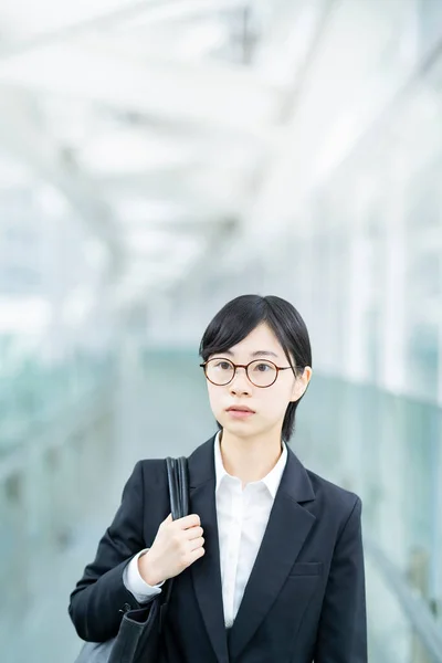 Asiatique Jeune Femme Dans Costume Avec Regard Tendu — Photo