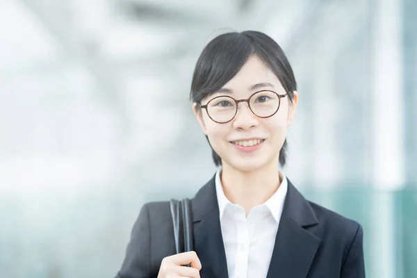 Asiatische Junge Frau Anzug Und Brille Mit Lächeln — Stockfoto