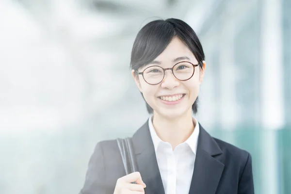Takım Elbiseli Gülümseyen Gözlüklü Asyalı Genç Kadın — Stok fotoğraf