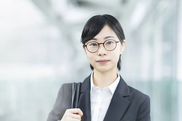 Aziatisch Jong Vrouw Een Pak Met Een Gespannen Blik — Stockfoto