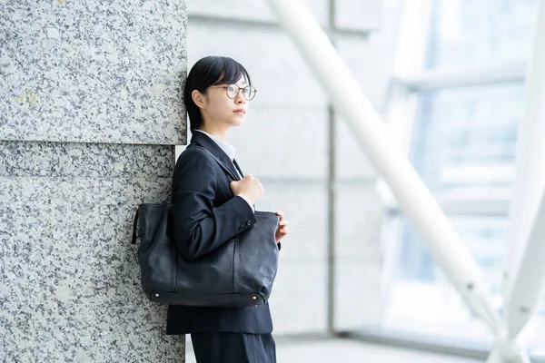 Aziatisch Jong Vrouw Een Pak Met Een Gespannen Blik — Stockfoto